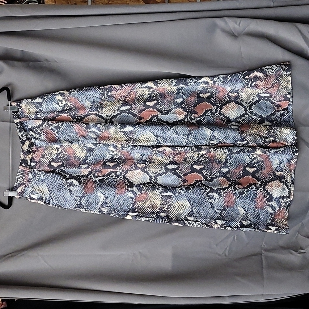 TRONJORI Snake Skin Pants. Size Medium.  WIDE LEG.  With pockets.  NWT